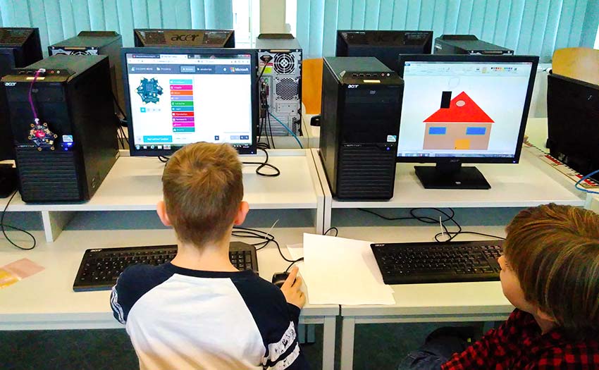 Kinder arbeiten im Unterricht mit Computern