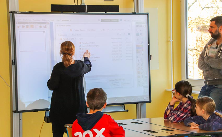 Unterricht an der digitalen tafel in der DPFA-Regenbogen-Grundschule Leipzig