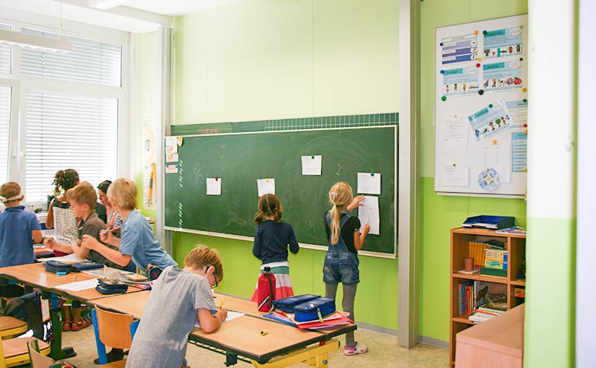 Kinder arbeiten im Unterricht gemeinsam in der DPFA-Regenbogen-Grundschule Leipzig