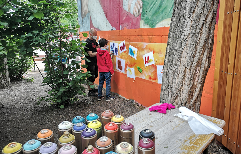 Die Kinder brachten die selbst hergestellten Schablonen an der Wand an und konnten so Farbe für Farbe auftragen, um das gewünschte Ergebnis zu erhalten. Foto: S. Lukas / DPFA Leipzig