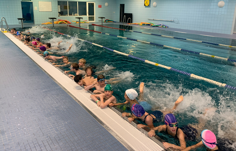 Die Kinder trainierten sowohl in der 25 m als auch in der 50 m Schwimmhalle.