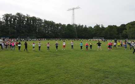 Die Kinder der DPFA Regenbogen Grundschule in Leipzig feiern ihr Sportfest und starteten mit einer großen Aufwärmeinlage.