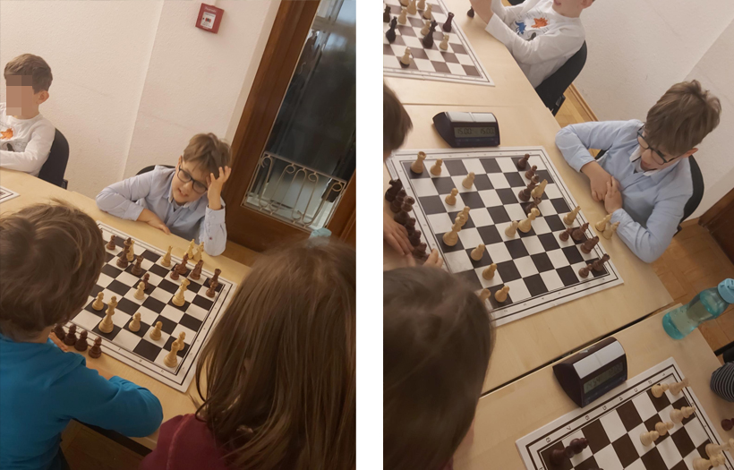 Am Spieltisch spielen zwei Jungen Schach gegeneinander.
